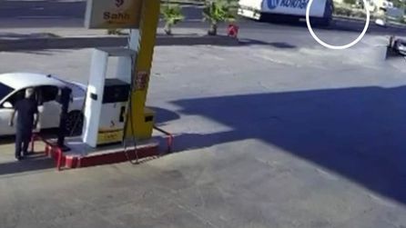 Nusaybin'de yaşlı kadının tır çarpması sonucu ölüm anı kamerada