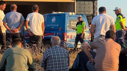 Gaziantep'te otomobil evin önünde oturanların arasına daldı