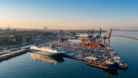 Haydarpaşa Limanı'nda bekleyen binlerce yeni otomobil