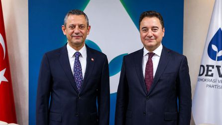 Ali Babacan Özgür Özel'i Yeni Parti Genel Başkanlığı İçin Aradı