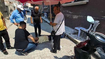 İskenderun'da Kaldırımda Çay İçen Adam Beton Parçası ile Yaralandı