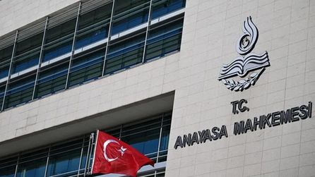 AYM, boşandığı halde birlikte yaşayan çiftlerin gelirini kesmeyi onayladı