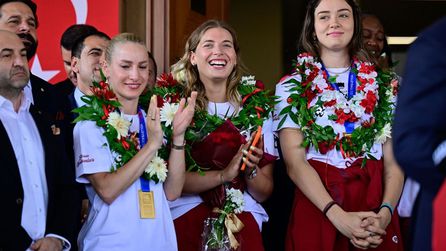 Şampiyon Filenin Sultanları Türkiye'de! Çiçeklerle karşılandılar