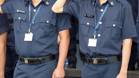 Singapur'da 24 yaşındaki polis memuru cinsel taciz ve görüntüleme suçlamasıyla yargılanıyor