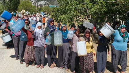 Mersin'de Su Sıkıntısı Çeken Mahallede Kuyruklar Oluştu