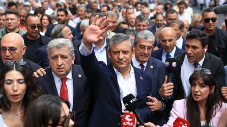 Özgür Özel, Yeni Parti ile Anıtkabir'i Ziyaret Etti