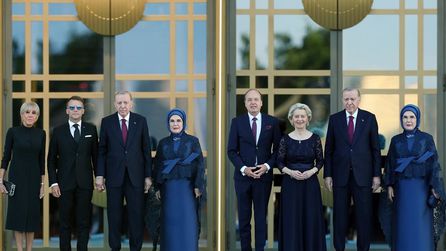 NATO Zirvesi'nde liderler ve eşleri şıklıklarını sergiledi
