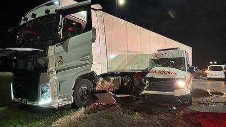 İlkadım'da TIR ve ambulans çarpıştı, 6 kişi yaralandı