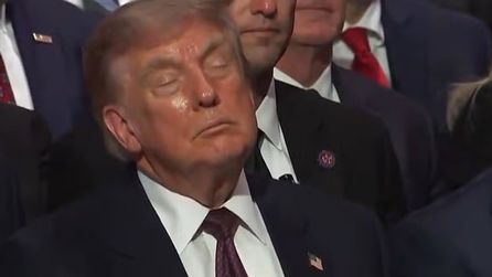Trump cenaze töreninde uykuya dalarken görüntülendi