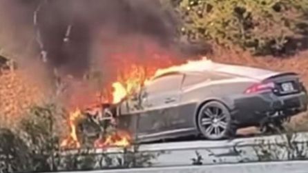 Bursa'da Lüks Araç Yolda Yandı, Sürücü Kendini Kurtardı