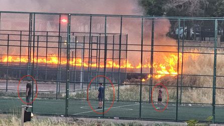 Bağlar'da yangın futbol sahasında oyun oynayan çocukları etkilemedi