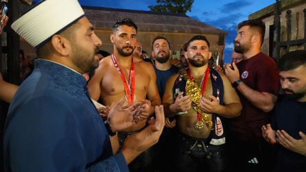 Kırkpınar Şampiyonu Erkan Taş, Hamam Geleneğini Devam Ettirdi