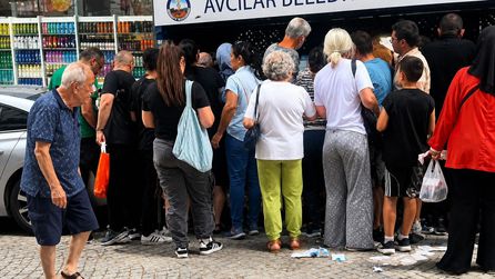 İstanbul'da Çöp Konteyneri Önünde Uzun Kuyruk Oluştu
