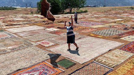 Antalya'da halılar güneş altında doğal yöntemlerle hazırlanıyor