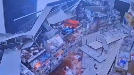 Milas'ta otomobil markete daldı, can kaybı yaşanmadı