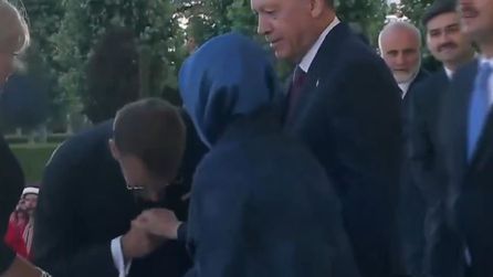 Emmanuel Macron, Emine Erdoğan’ın elini öpmeye çalıştı