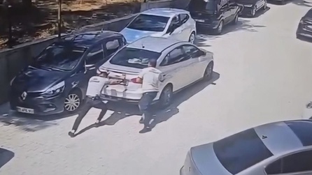 Kırıkhan'da Park Halindeki Araç Geri Gitti, Güvenlik Durum Müdahale Etti
