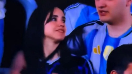 Messi'nin veda gecesinde genç çiftin görüntüsü dikkat çekti