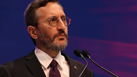Fahrettin Altun Vatikan'da yeni tarzıyla dikkat çekti
