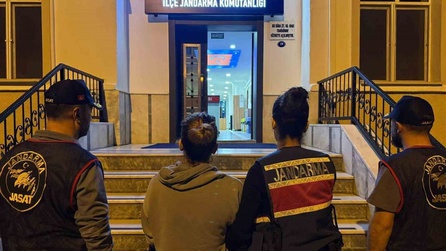 Ödemiş'te firari kadın mutfaktaki gizli alanda yakalandı