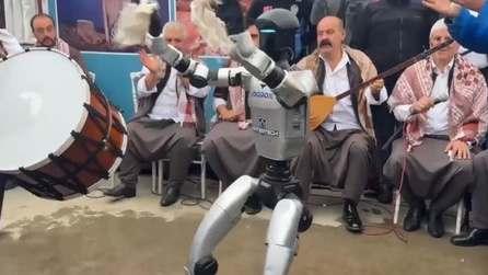 Şanlıurfa'da TEKNOFEST'te insansı robot göbek attı
