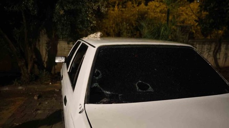 Kozan'da fırtına ve yıldırım nedeniyle araçlar hasar gördü
