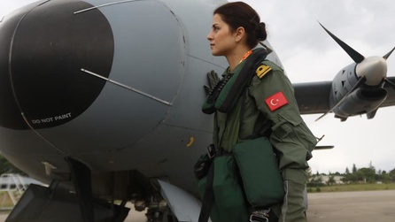 Kocaeli'de ilk kadın deniz pilotu unvanı Deniz Üsteğmen Hilal Aydın'a verildi
