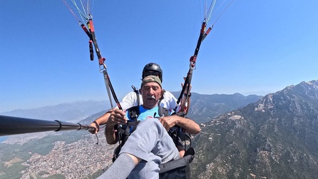94 yaşındaki Yakup Kaya, Fethiye'de yamaç paraşütü yaptı