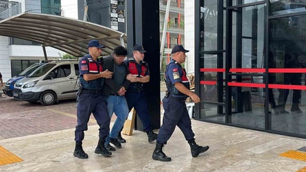 Alanya'da kuşlara şiddet uygulayan şahıs jandarma tarafından yakalandı