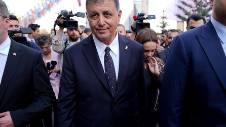 Cemil Tugay'ın AK Parti'ye katılması sonrası İzmir'de ilk istifa gerçekleşti