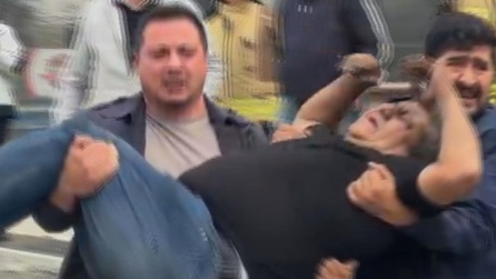 Kadıköy'de 8 katlı binada yangın çıktı, ekipler müdahale ediyor
