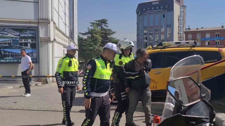 Karabük'te Bıçakla Kendine Zarar Vermek İsteyen Şahıs Polisle Etkisiz Hale Getirildi