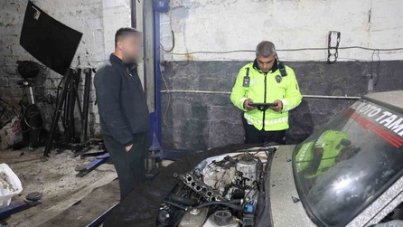 Drift yapan sürücü, aracını sökerek polisten kaçmaya çalıştı