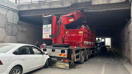 Malatya'da vinç köprüye çarptı, otomobil de vince çarparak 4 yaralı oldu