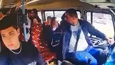 Adana'da minibüs dolmuşa çarptı, yolcular yaralandı