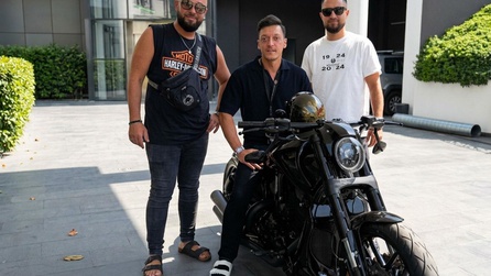 Mesut Özil, özel motosikletini 2.75 milyon TL'ye satışa sundu