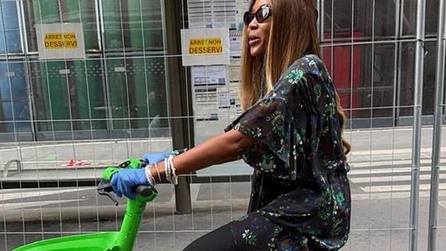 Naomi Campbell Paris Moda Haftası'nda bisikletle yol aldı