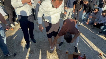 Taraklı'da Damat Düğünde Yalın Ayak Yürüdü, Baklava Dağıttı