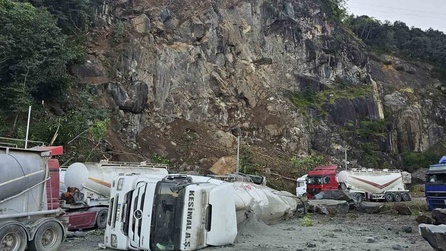Artvin'de Tır Parkına Heyelan Düştü, 1 Kişi Hayatını Kaybetti