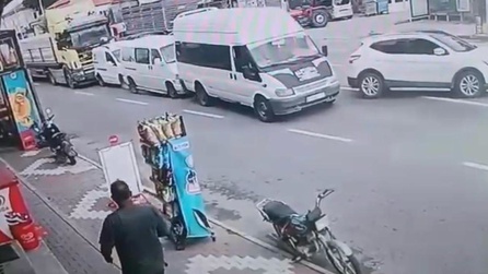Nevşehir'de zincirleme trafik kazası güvenlik kamerasına yansıdı