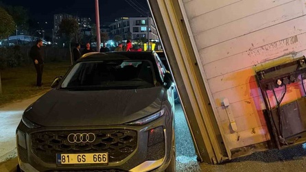 Düzce'de tır dorsesi devrildi, araçlar büyük bir tehlike atlattı