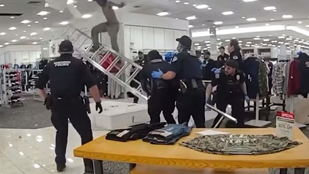Washington'daki AVM'de Tavandan Gelen Sesler Polisi Harekete Geçirdi