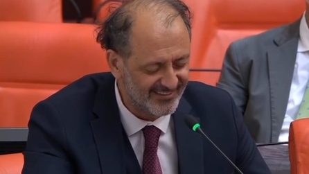 AK Parti Milletvekili Yücel Arzen Meclis'te İzmir Marşı seslendirdi