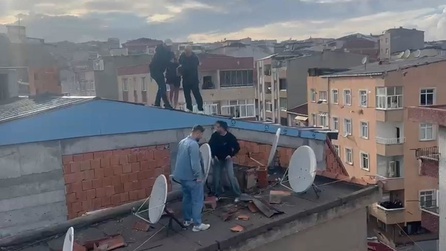 Esenler'de çatıdan kaçmaya çalışan şüpheli yakalandı, 5 suç kaydı var