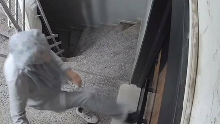 Tekrar komşusunun kapısına saldıran kadına soruşturma başlatıldı