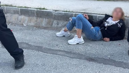 Burdur'da alkollü kadın araçların önüne atladı, polise direndi