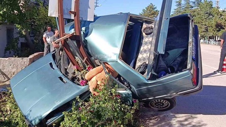 Amasya'da otomobil elektrik direğine çarptı, iki kişi yaralandı