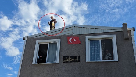 Mudanya'da Ruhsatsız Ev Sahibi Çatıda 3 Saat Bekledi
