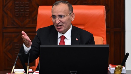 Bekir Bozdağ sağlık sorunlarının ardından etkinlikte yer aldı