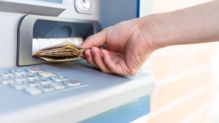 ATM açığını keşfeden barmen Saunders, 1,6 milyon dolara ulaştı